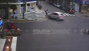 vairuotojas-prisidirbo-partrenke-motociklininka-ir-pestiji-po-to-ivaziavo-i-parduotuve