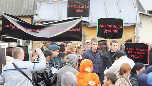 Buvę narkomanai romų tabore ie&scaron;kojo savo senųjų narkotikų prekeivių 