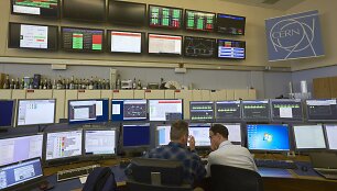 CERN mokslininkai analizuoja tyrimų rezultatus