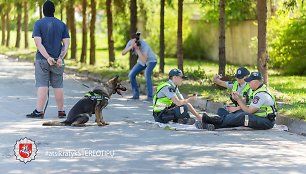 Pareigūnai fotografuojasi vietoje to, kad gaudytų nusikaltėlius?