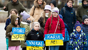 Lietuvos aktyvių moterų komiteto simbolinė akcija Vilniuje už Ukrainos vaikus