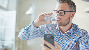 Vyras geria vandenį naudodamasis programėle
