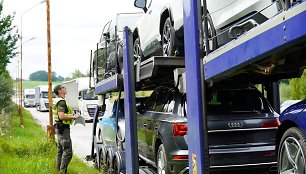 Asociatyvi iliustracija: VSAT, automobilvežio patikra