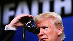 Kovingai dėl prekybos nusiteikęs D.Trumpas atvyko į Japoniją