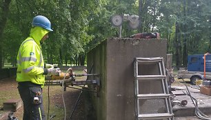 Gargždų parke nuardomas sovietmetį menantis paminklas.