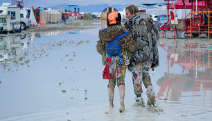 „Burning Man“ dalyviai įstrigo dykumoje