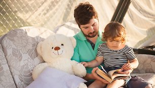 Tėvas skaito vaikui