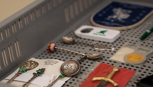 Vertingiausia beveik toną sveriančios kolekcijos dalis yra karinės tematikos 