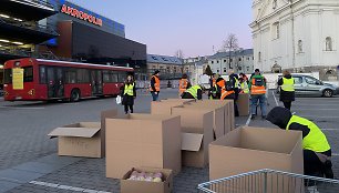 Kauniečių parama Ukrainai: iki lubų užkrauti autobusai ir „iššluotos“ parduotuvių lentynos