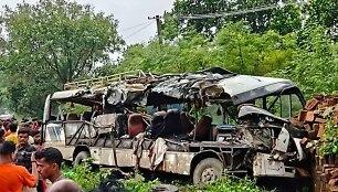 Per susidūrimą su sunkvežimiu Indijoje sumaitotas autobusas