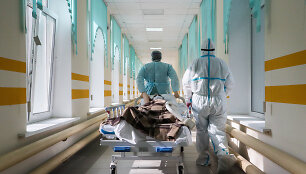 Rusijos medikų darbas per koronaviruso epidemiją &scaron;alyje