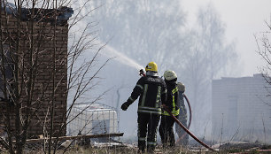 Kauno rajone degė namas: evakuoti trys žmonės, vienas išvežtas į ligoninę