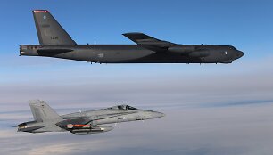 Suomijos naikintuvais F/A-18 &bdquo;Hornet&ldquo; lydėjo JAV bombone&scaron;į &bdquo;B-52 Stratofortress&ldquo;