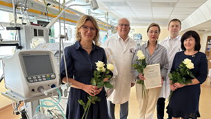 Klaipėdos Rotary klubas „Aditė“ kartu su būriu bendraminčių padovanojo dirbtinį plaučių ventiliacijos aparatą ir laringoskopą.