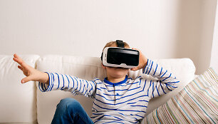 Vaikas su virtualios realybės akiniais