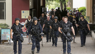 Po šūvių Kalifornijos universiteto teritoriją užplūdo gausios policijos pajėgos.