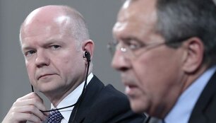 Williamas Hague'as (kairėje) ir Sergejus Lavrovas