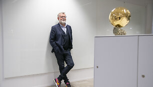 &bdquo;France Football&ldquo; redaktorius Pasqualis Ferre. Prancūzijos žurnalas kasmet renka geriausią pasaulio futbolininką, kuriam atitenka &bdquo;Ballon d'Or&ldquo; &ndash; Aukso kamuolys.