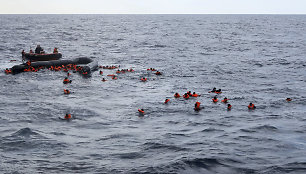 Netoli Libijos krantų gelbėjami migrantai