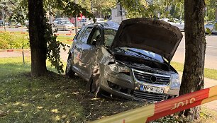 Vilniuje automobilis rėžėsi į autobusų stotelę su žmonėmis: viena mergina žuvo