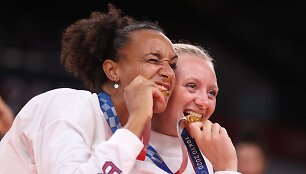JAV tinklininkės Haleigh Washington ir Jordyn Poulter