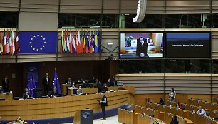 Europos Parlamento salės ekrane matoma Naujosios Zelandijos premjerė Jacinda Ardern