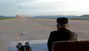 Šiaurės Korėjos lyderis Kim Jong Unas stebi raketos paleidimą