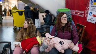 Ukrainiečių pabėgėliai glaudžiasi stotyje