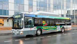 Autobusas sostinėje, ant kurio įamžintas Laisvės gynėjų vardas