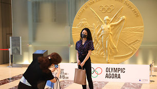 Olimpinio aukso medalio didesnis modelis demonstruojamas Tokijuje.