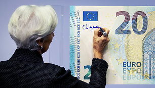 Naujoji ECB vadovė Christine Lagarde padėjo savo parašą ant euro banknotų