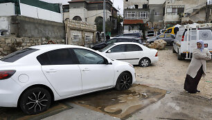 Jeruzalės palestiniečių rajone nuniokota daugiau kaip 160 automobilių