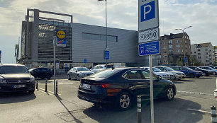 Automobilių stovėjimo aikštelė prie parduotuvės „Lidl“