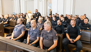 Ginkluotą moterį nu&scaron;ovusio pareigūno teismo posėdis