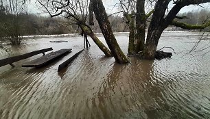 Potvynis Veiviržėnuose, kur išsiliejo Veiviržo upelis