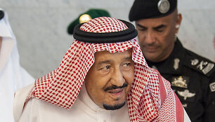 Saudo Arabijos karalius Salmanas ir jo asmens sargybinis Abdulazizas al-Faghamas