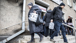 Žmonės perka dezinfekcinį skystį „Vilniaus degtinės“ parduotuvėje