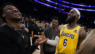 LeBronas Jamesas su sūnumis Bronny (kairėje) ir Bryce'u
