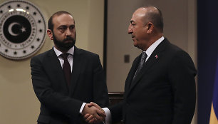 Armėnijos užsienio reikalų ministras Araratas Mirzojanas ir Turkijos kolega Mevlutas Cavusoglu