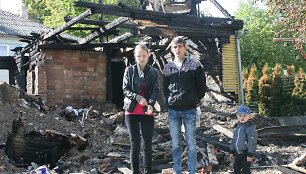 Jauna &scaron;eima po gaisro nenuleidžia rankų &ndash; nori atkurti savo namus