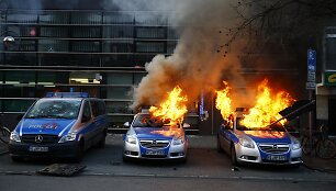 Frankfurte padegti policijos automobiliai