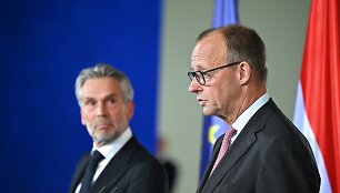 Friedrichas Merzas (de&scaron;inėje) ir Dickas Schoofas