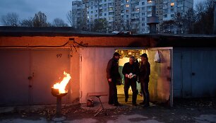 Moldovos sostinės gyventojai savo garažuose leidžia laisvalaikį lyg užmiesčio sodybose