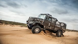 Naujasis „Kamaz“ tiek savo forma tiek savybėmis primega G klasės „Mercedes-Benz“ – greitas ir neįveikiamas