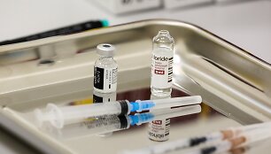 Kauno klinikose prasidėjo darbuotojų skiepijimas COVID-19 vakcina.