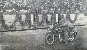 Klaipėda. Naujo dviračių treko atidarymo &scaron;ventė. Motociklininkas ruo&scaron;iasi startui. 1933.10.04 &bdquo;Memelerdampfboot&ldquo;.