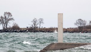 Mįslingas metalinis obeliskas pastebėtas ir Toronte