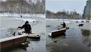 Klaipėdietis M.Andrijanovas po vos prieš metus visuomenei atvertą skverą, pavadintą skambiai Ąžuolyno giraite, irstėsi valtele.