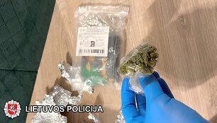 Klaipėdos teisėsaugininkai su įkalčiais sulaikė jaunuolį įtariamą platinusį narkotines medžiagas