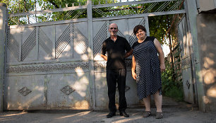 Azori su žmona Nino stovi prie savo kiemo vartų Ergneti kaime, Sakartvelas  2022 m. Liepos 27 d. 